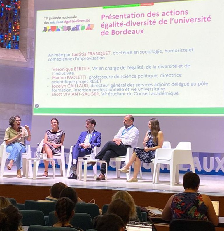Conférence-débat sur l'égalité fille garçon animée par Laetitia Franquet, panel de cinq intervenants à l'université de Bordeaux